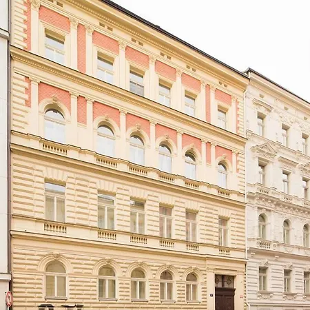 Awesome Apt, 7 Min Train Stn & Wenceslas Square! Appartement Prague